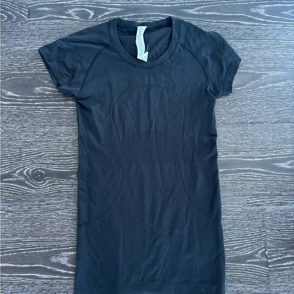 lululemon athletica Black Short Sleeve Swiftly Shirt LONDON size 4